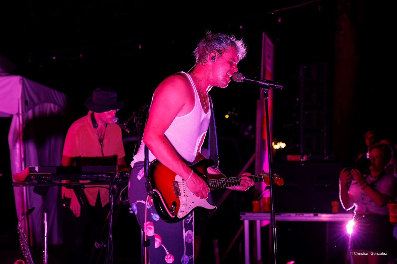Les Louanges ferment le Festival de musique Artefact