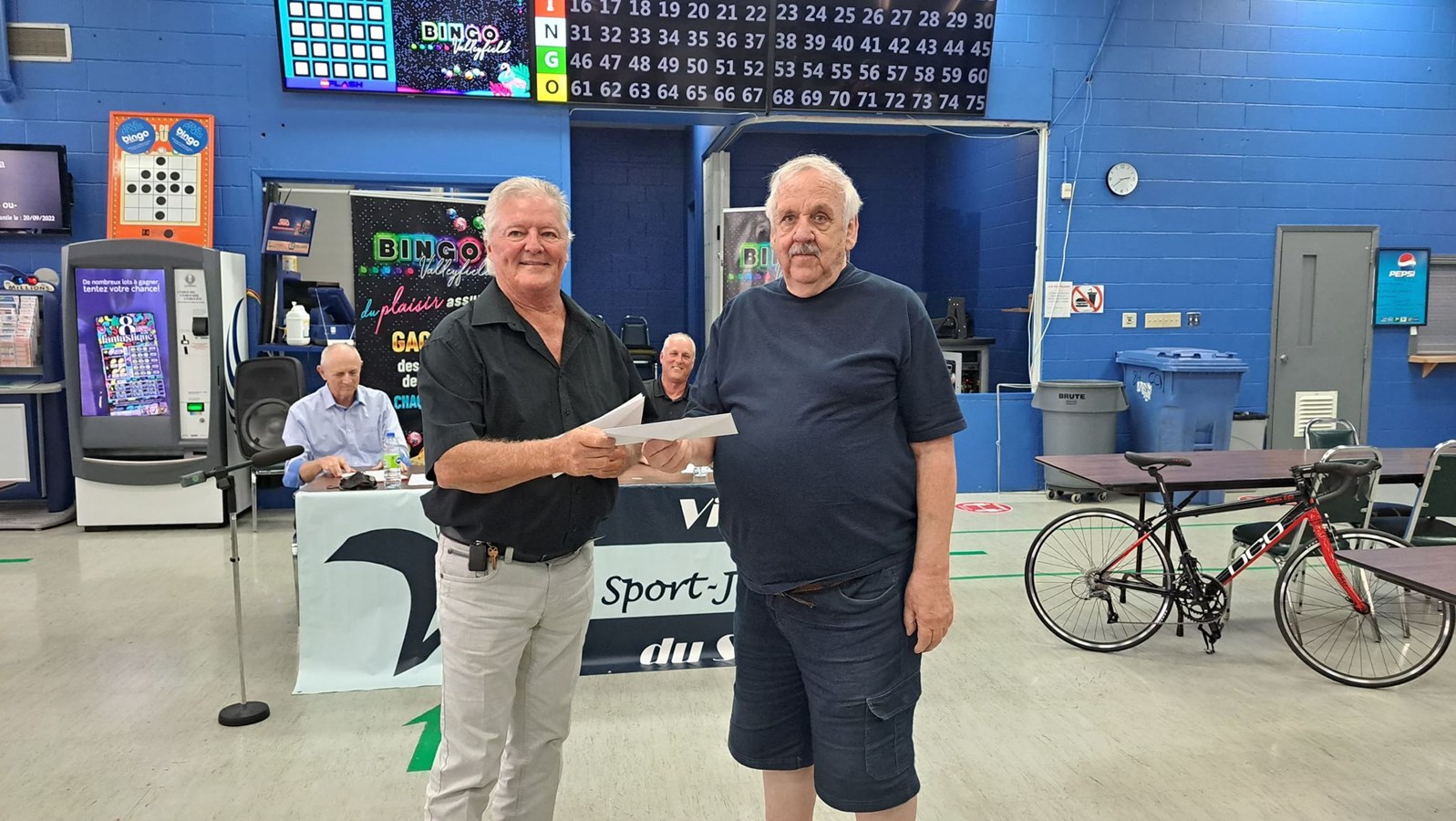 Jean-Luc Turcotte du Sapin du Bonheur reçoit le chèque des mains de Richard Mercier, président de Vision Sport-Jeunesse du Suroît