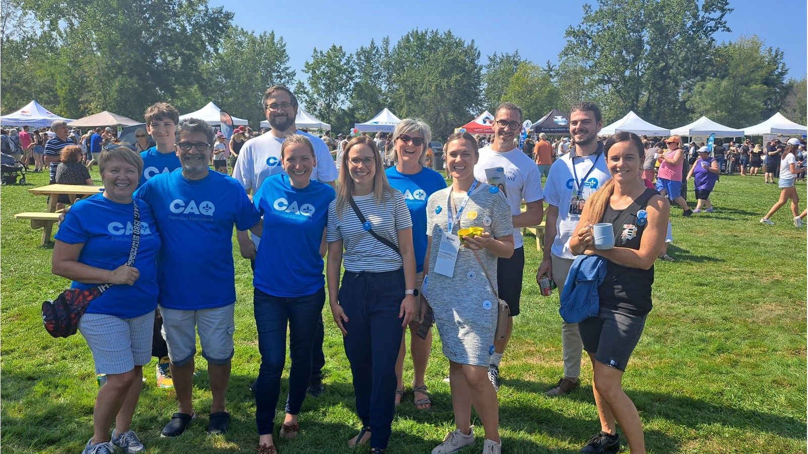 Marilyne Picard et Eve Bélec, la candidate de la CAQ dans Vaudreuil
prennent la pose avec plusieurs bénévoles