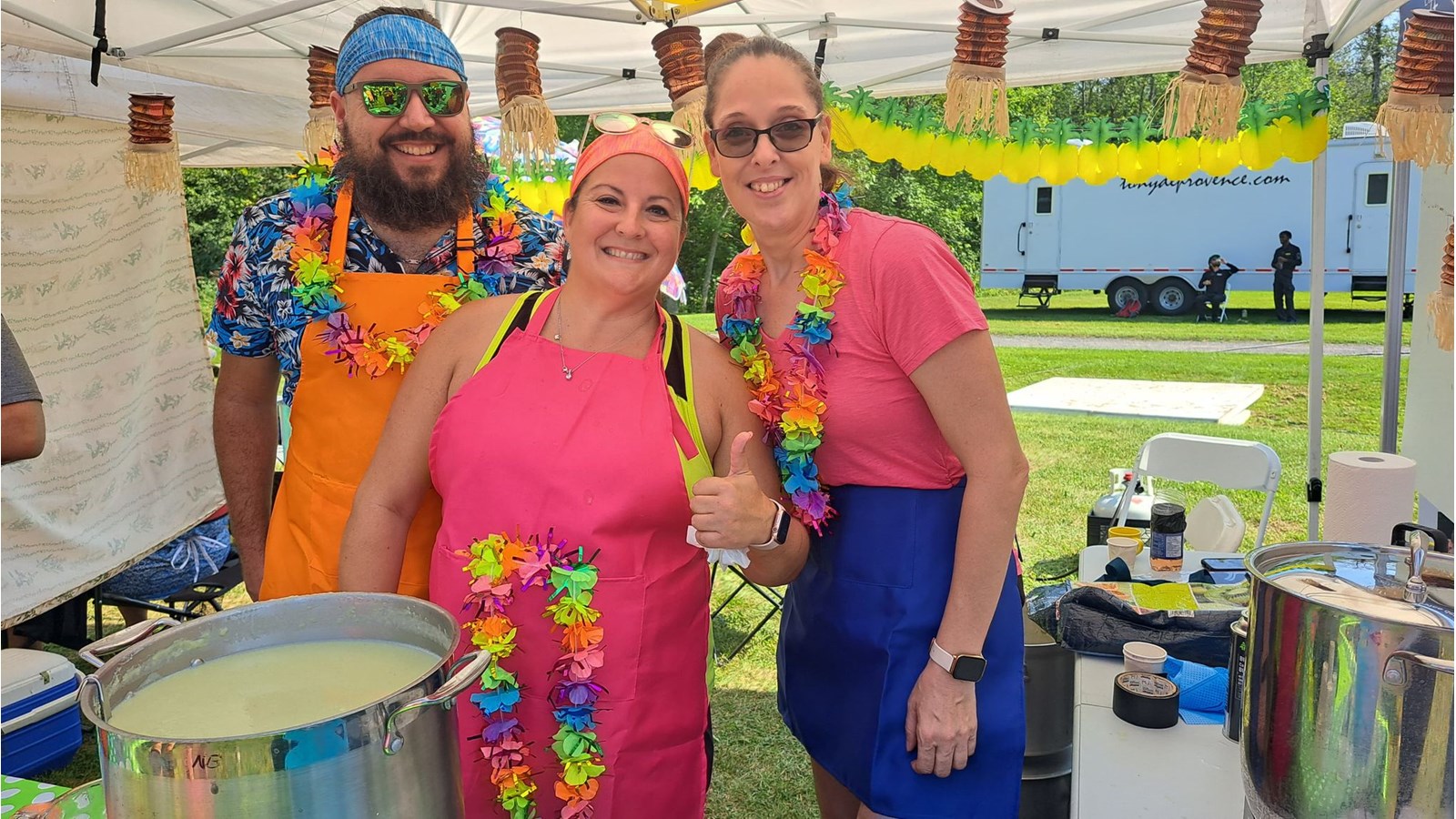 Les bénévoles au kiosque de la Ville de Rigaud, le conseiller municipal Kevin Ménard, la directrice des Loisirs, Anne-Marie Déziel et la mairesse de Rigaud, Marie-Claude Frigault participaient à l'activité