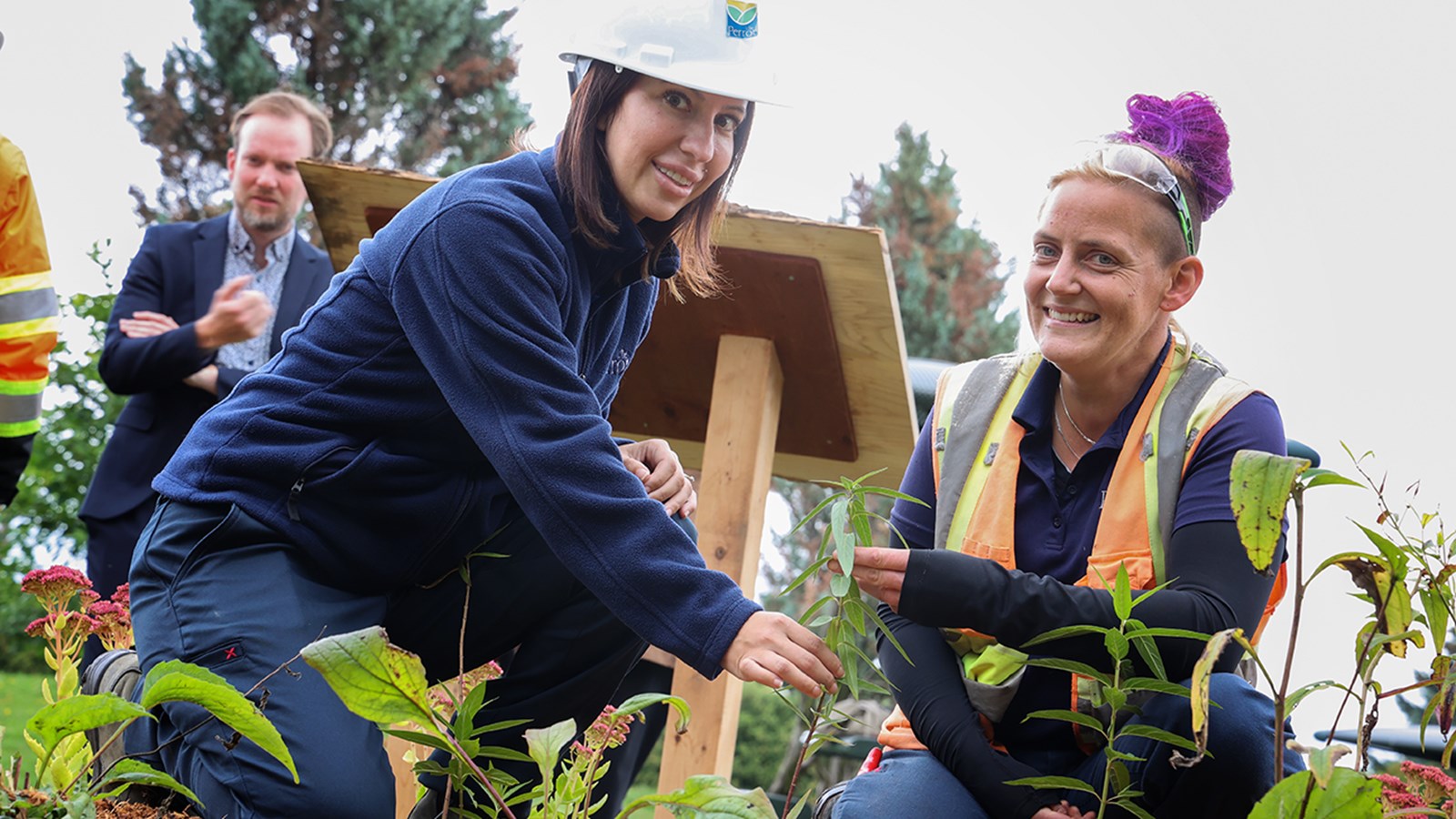 Deux employées du département de l'horticulture de la Ville de L'Île-Perrot prennent la pose dans l'espace monarque du parc de la famille