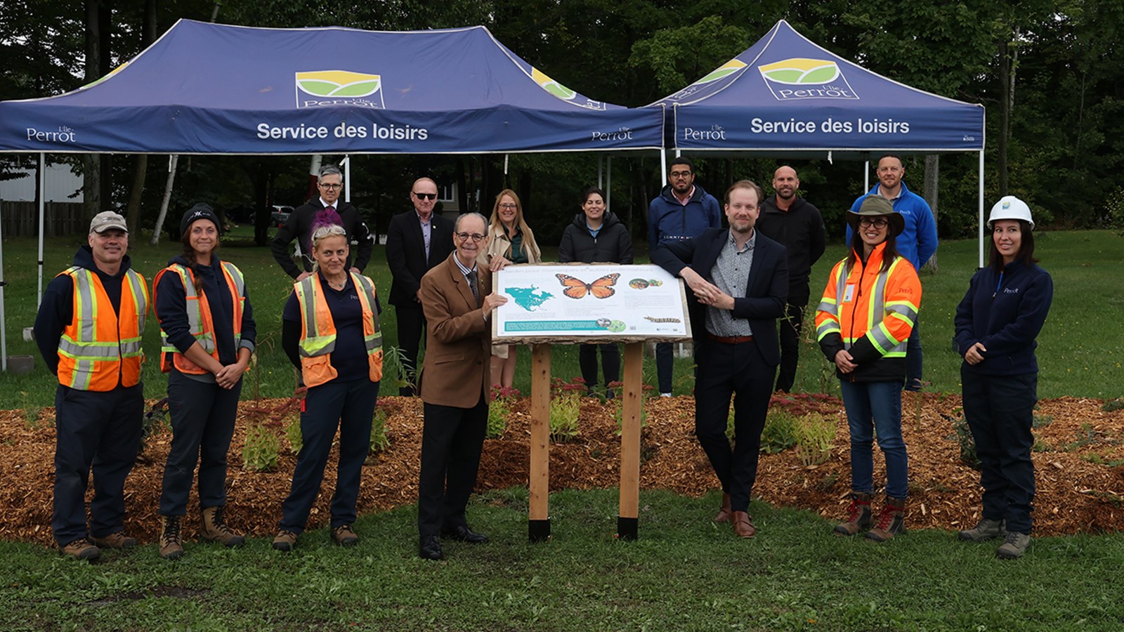Le maire Pierre Séguin pose avec tous les intervenants impliqués dans le projet dont Alexandre Huet de la Fondation David Suzuki