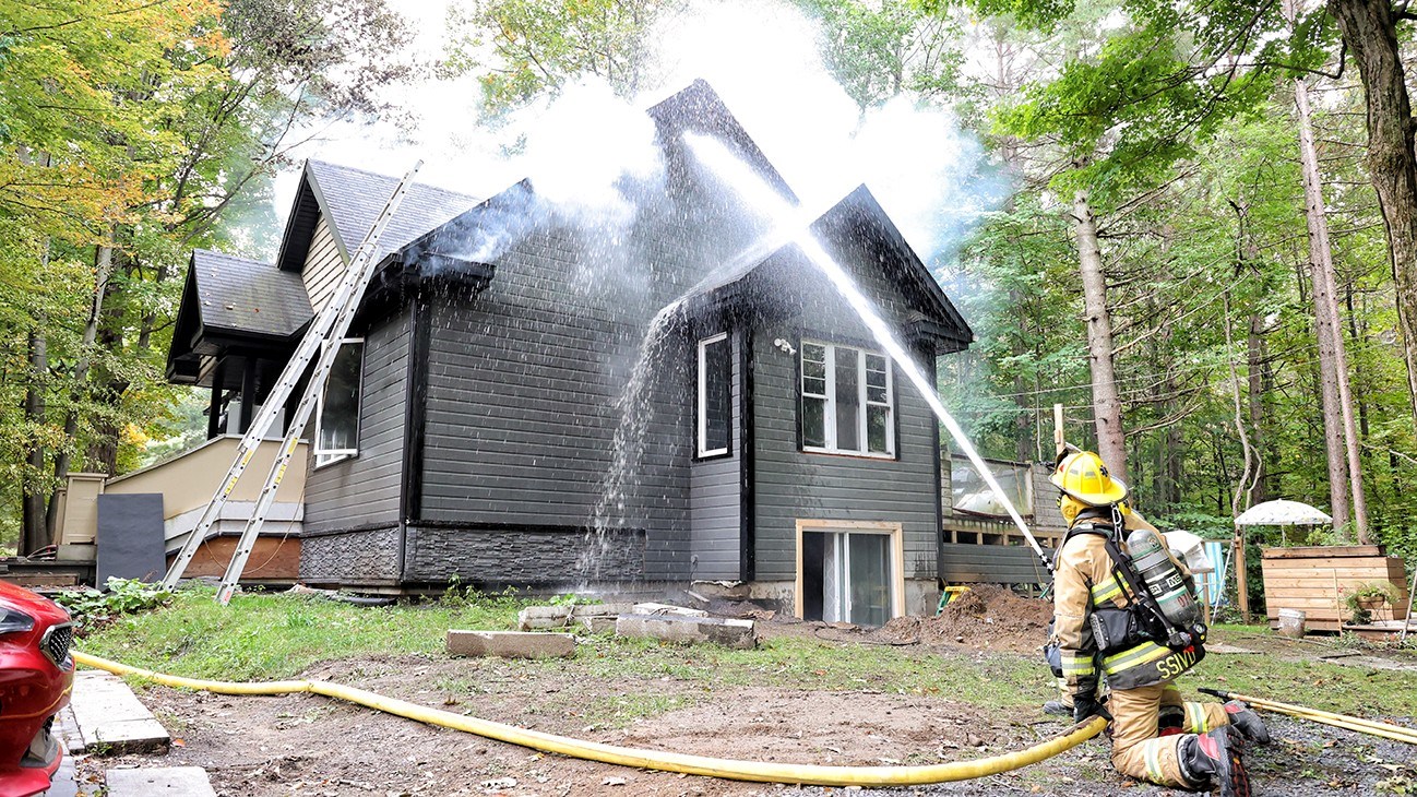 Résidence lourdement endommagée par les flammes à Vaudreuil-Dorion