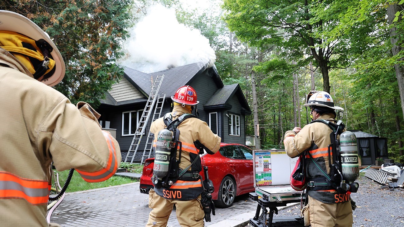 Résidence lourdement endommagée par les flammes à Vaudreuil-Dorion
