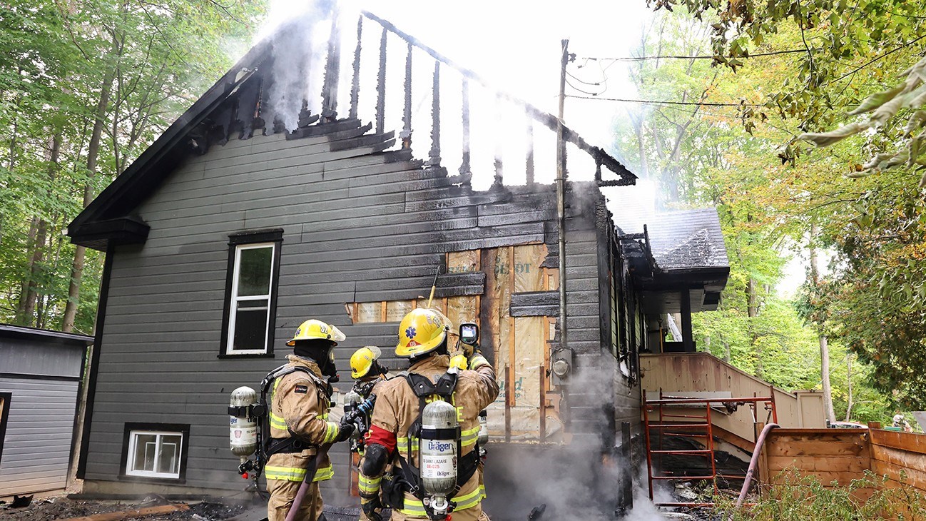 Résidence lourdement endommagée par les flammes à Vaudreuil-Dorion