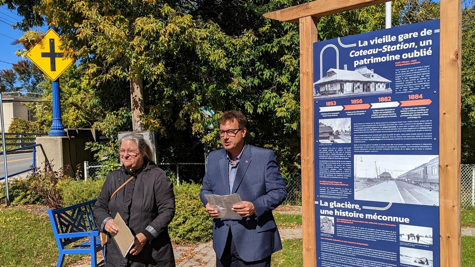 Le maire Sylvain Brazeau prend la pose devant le nouveau panneau d'interprétation