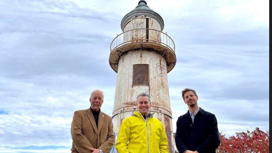 Sur la photo, on retrouve le maire de Pointe-des-Cascades, Peter Zytynsky, le député fédéral de Vaudreuil-Soulanges, Peter Schiefke et le directeur général du Village des Écluse, Jérôme Glad