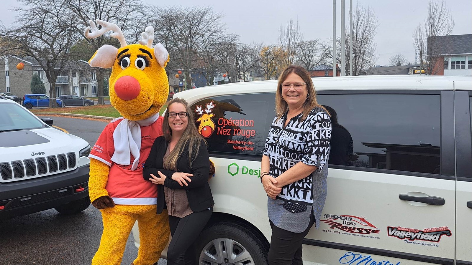 Sur la photo, on retrouve la directrice générale du Répit Le Zéphyr, Isabelle Corbeil qui pose avec la mascotte Nez Rouge et Dominique Mailhot, coordonnatrice  Opération Nez rouge, centrale Salaberry-de-Valleyfield/  Vaudreuil-Dorion