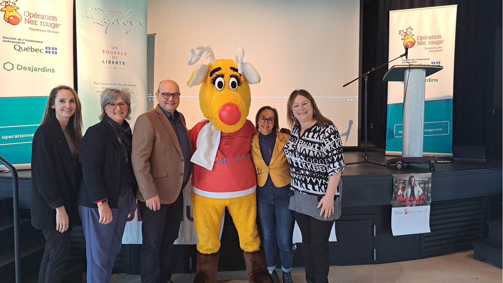 La mascotte Nez Rouge prend la pose avec Marie-Pierre Leduc de la Caisse Desjardins Salaberry-de-Valleyfield, l'attachée politique de Marilyne Picard, Jeanne Turbide, le député de Beauharnois, Claude Reid, l'attachée politique de la députée Claude DeBellefeuille, Mireille Théorêt et la directrice générale du Répit Le Zéphyr, Isabelle Corbeil 