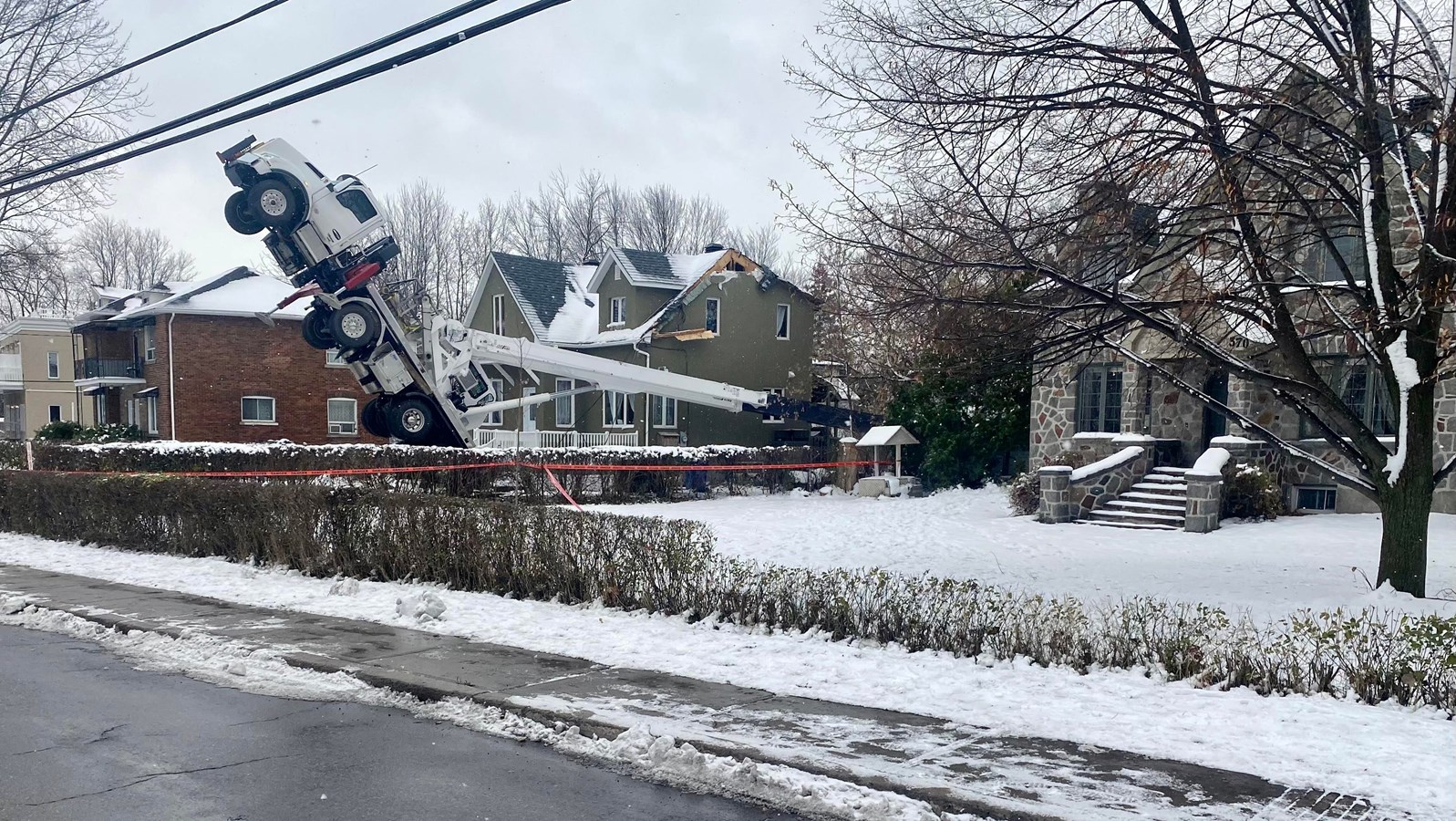 Crane truck tips over in Vaudreuil-Dorion: CNESST investigates