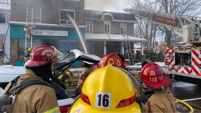 Violent incendie en cours à Vaudreuil-Dorion