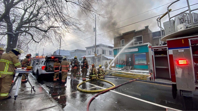 Violent incendie en cours à Vaudreuil-Dorion