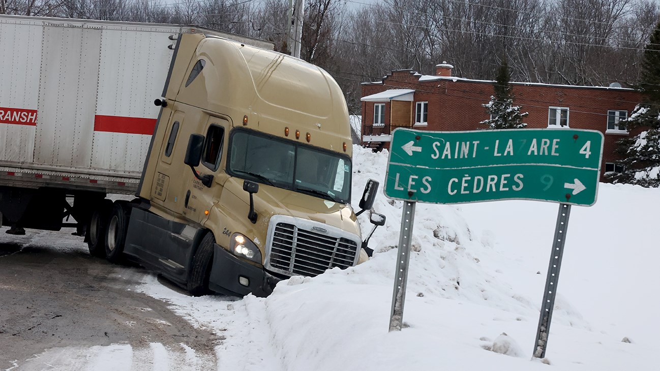 Un semi-remorque force la fermeture du chemin Legault