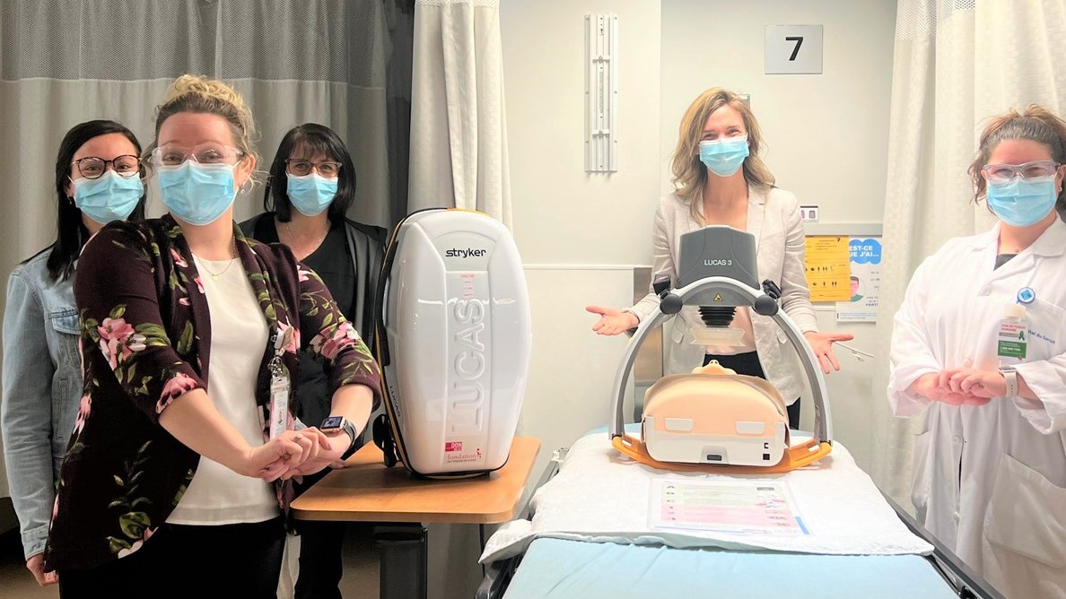 L'équipe de l'urgence avec l'échographe portable Clarius