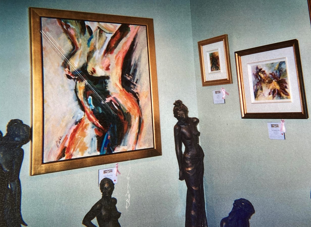Oeuvre d'Ann pour le mois du cancer du sein intitulée - Le cancer n'a pas de visage - Les couleurs foncées représentent le cancer et les couleurs brillantes plus pâles représentent la bataille et la victoire