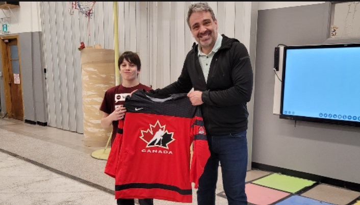 L'ancien hockeyeur Joël Bouchard en visite à l'école Jésus-Marie de Beauharnois