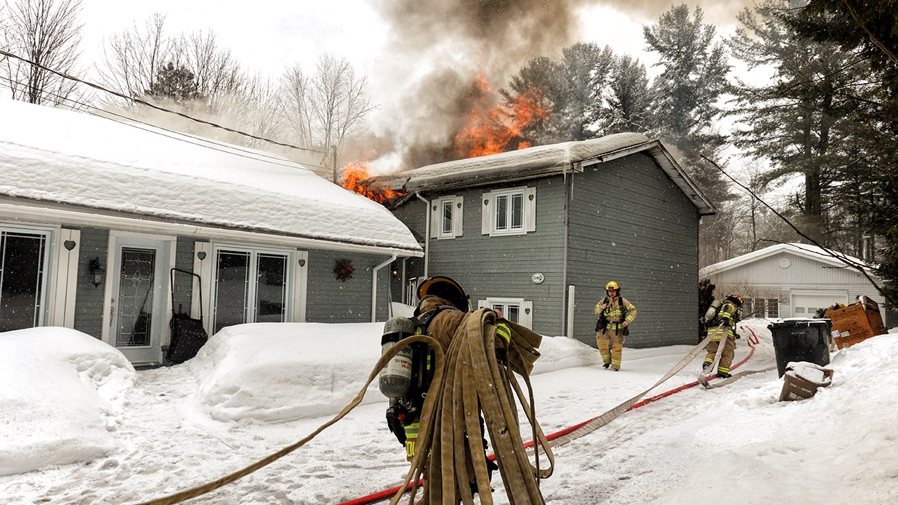 Une résidence est la proie des flammes à Vaudreuil-Dorion