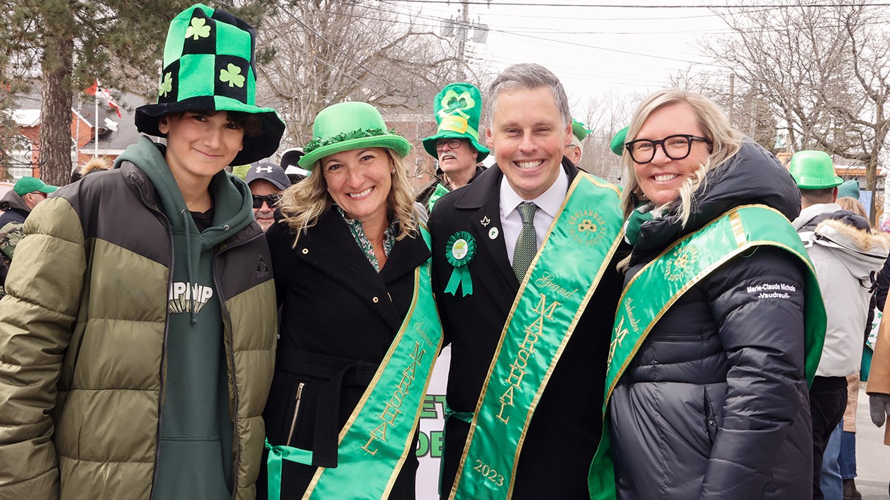 Trèfles, danse, musique, et beaucoup de sourires lors du défilé de la Saint-Patrick
