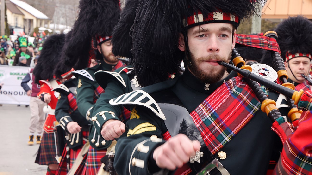 Trèfles, danse, musique, et beaucoup de sourires lors du défilé de la Saint-Patrick