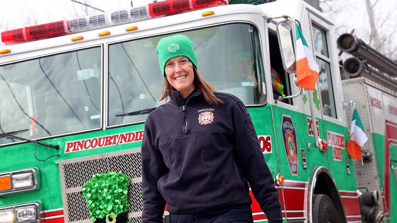 Trèfles, danse, musique, et beaucoup de sourires lors du défilé de la Saint-Patrick