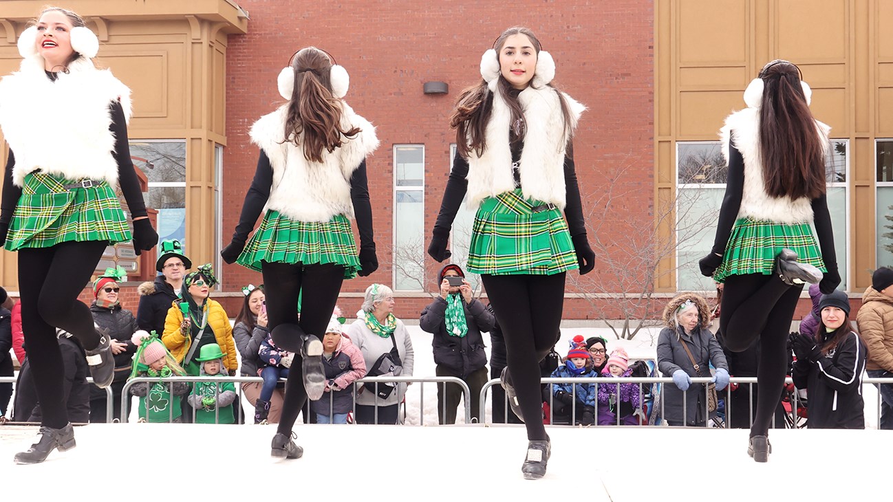 Trèfles, danse, musique, et beaucoup de sourires lors du défilé de la Saint-Patrick