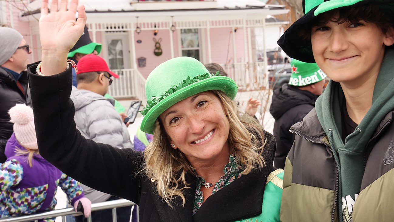 Trèfles, danse, musique, et beaucoup de sourires lors du défilé de la Saint-Patrick
