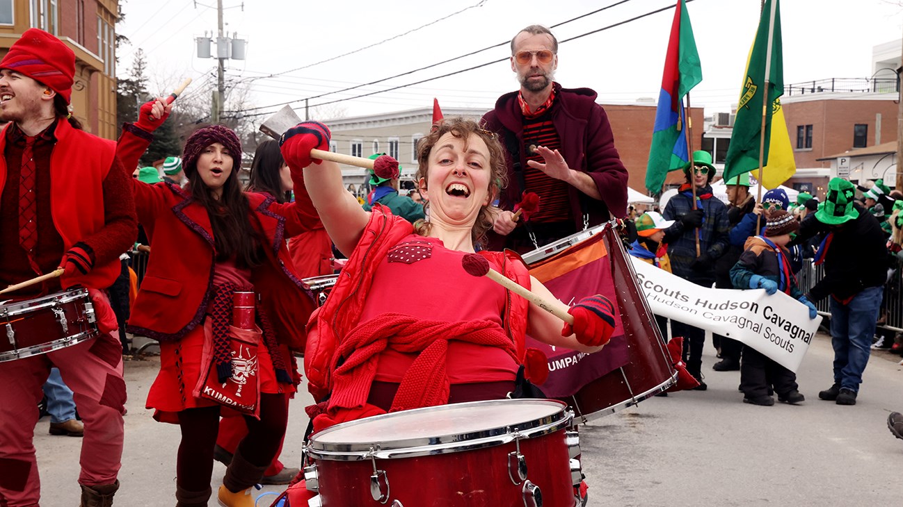 Trèfles, danse, musique, et beaucoup de sourires lors du défilé de la Saint-Patrick