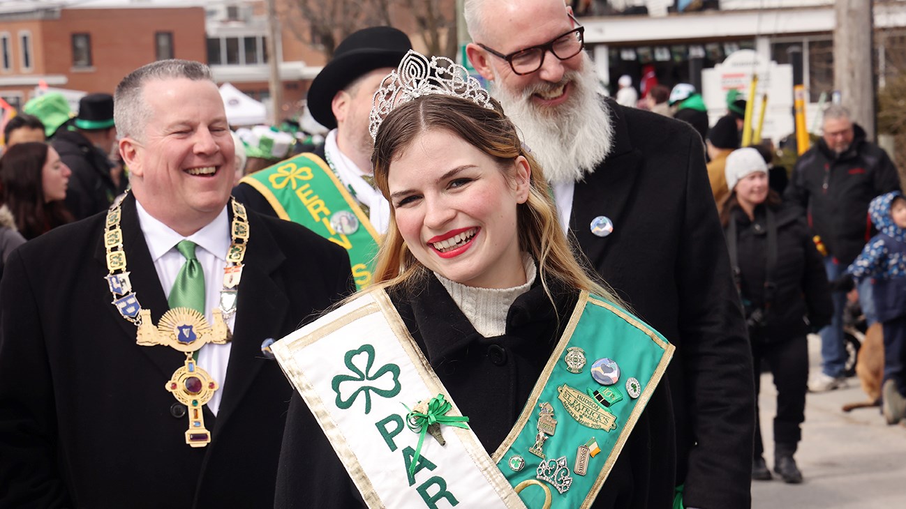 Trèfles, danse, musique, et beaucoup de sourires lors du défilé de la Saint-Patrick