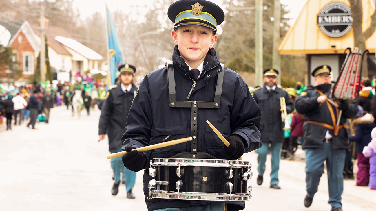 Trèfles, danse, musique, et beaucoup de sourires lors du défilé de la Saint-Patrick