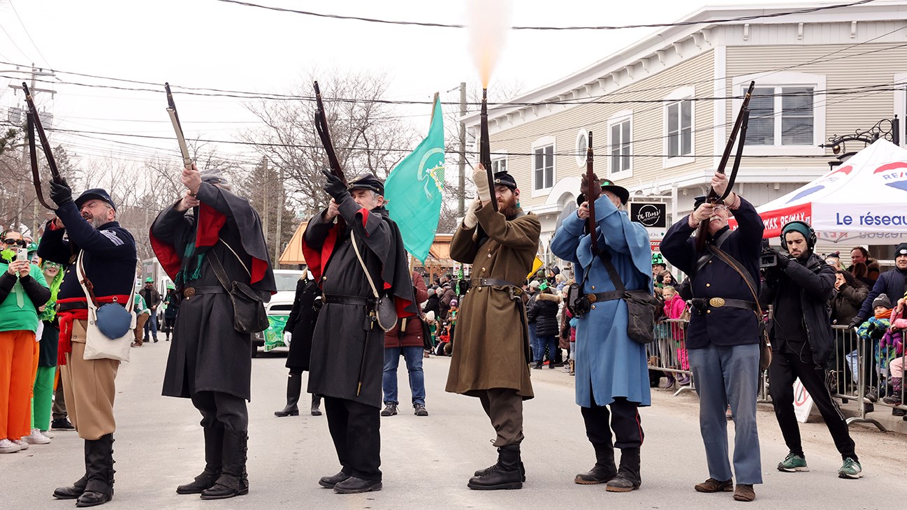 Trèfles, danse, musique, et beaucoup de sourires lors du défilé de la Saint-Patrick