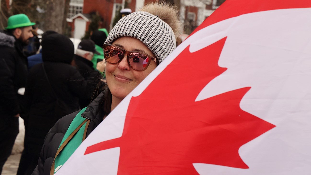 Trèfles, danse, musique, et beaucoup de sourires lors du défilé de la Saint-Patrick