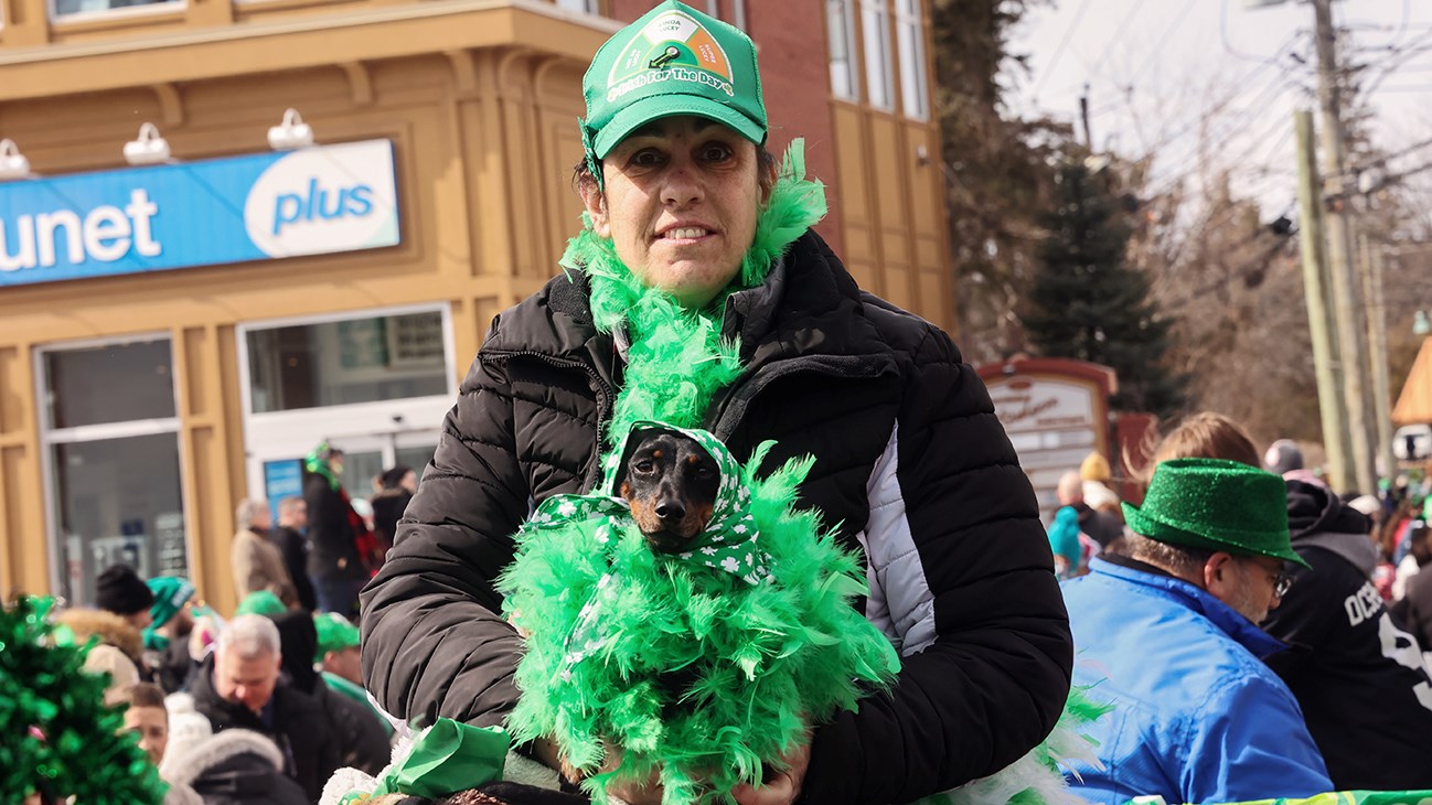 Trèfles, danse, musique, et beaucoup de sourires lors du défilé de la Saint-Patrick
