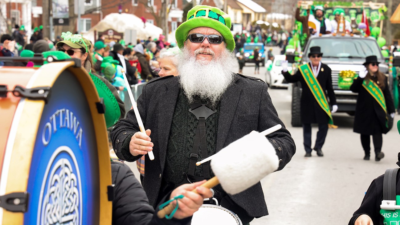 Trèfles, danse, musique, et beaucoup de sourires lors du défilé de la Saint-Patrick