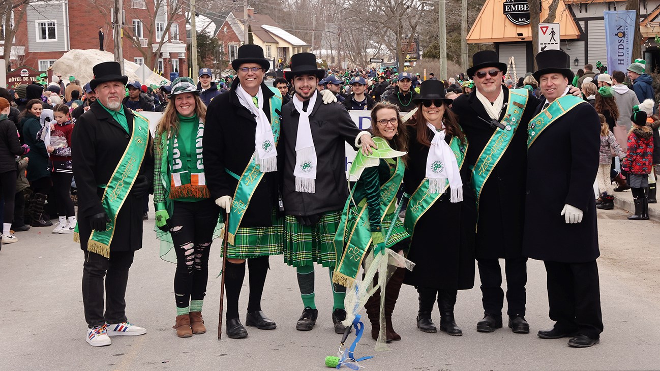 Trèfles, danse, musique, et beaucoup de sourires lors du défilé de la Saint-Patrick