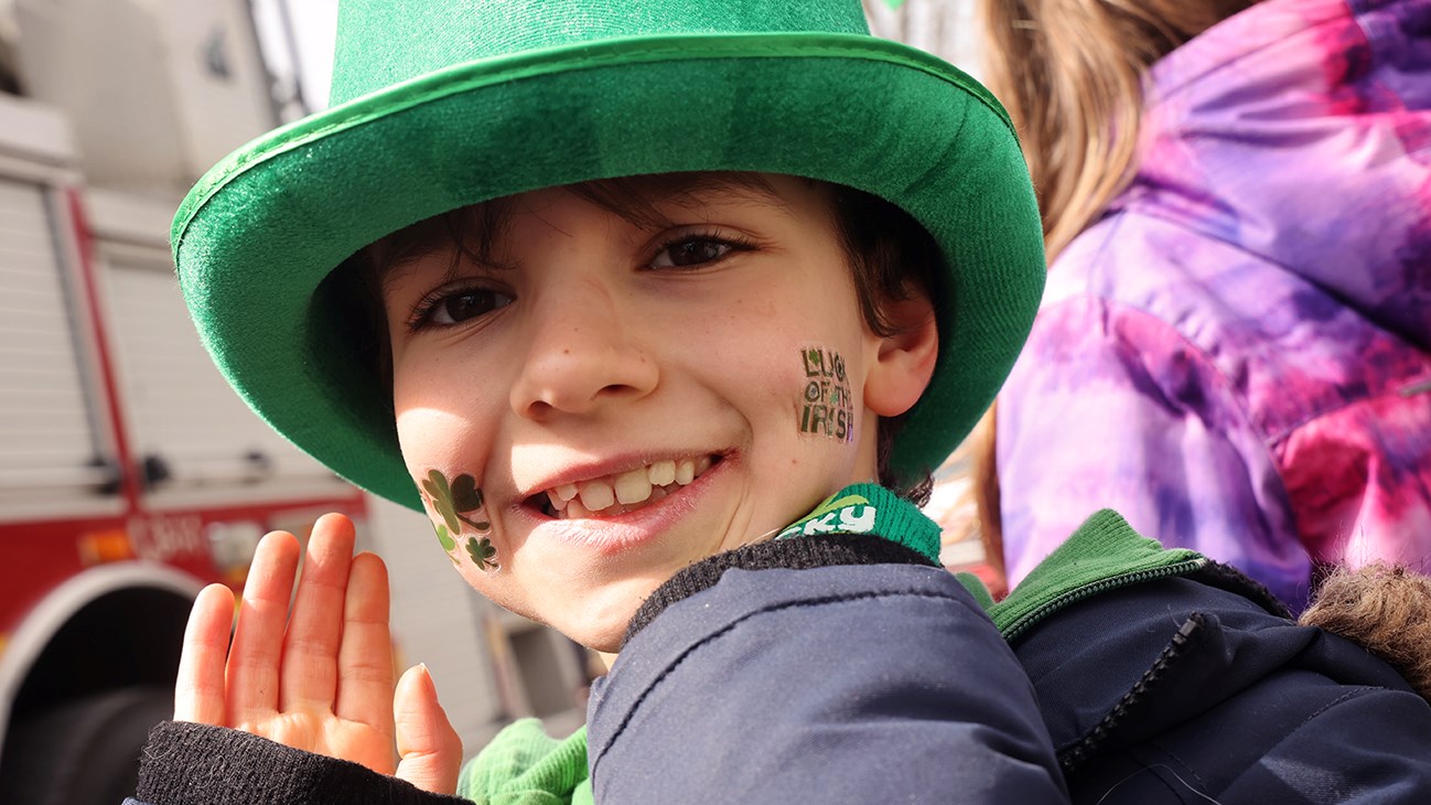 Trèfles, danse, musique, et beaucoup de sourires lors du défilé de la Saint-Patrick