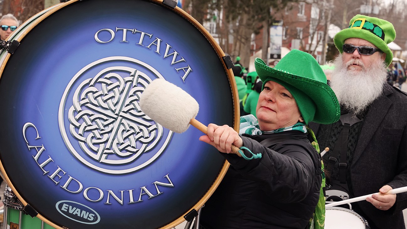Trèfles, danse, musique, et beaucoup de sourires lors du défilé de la Saint-Patrick