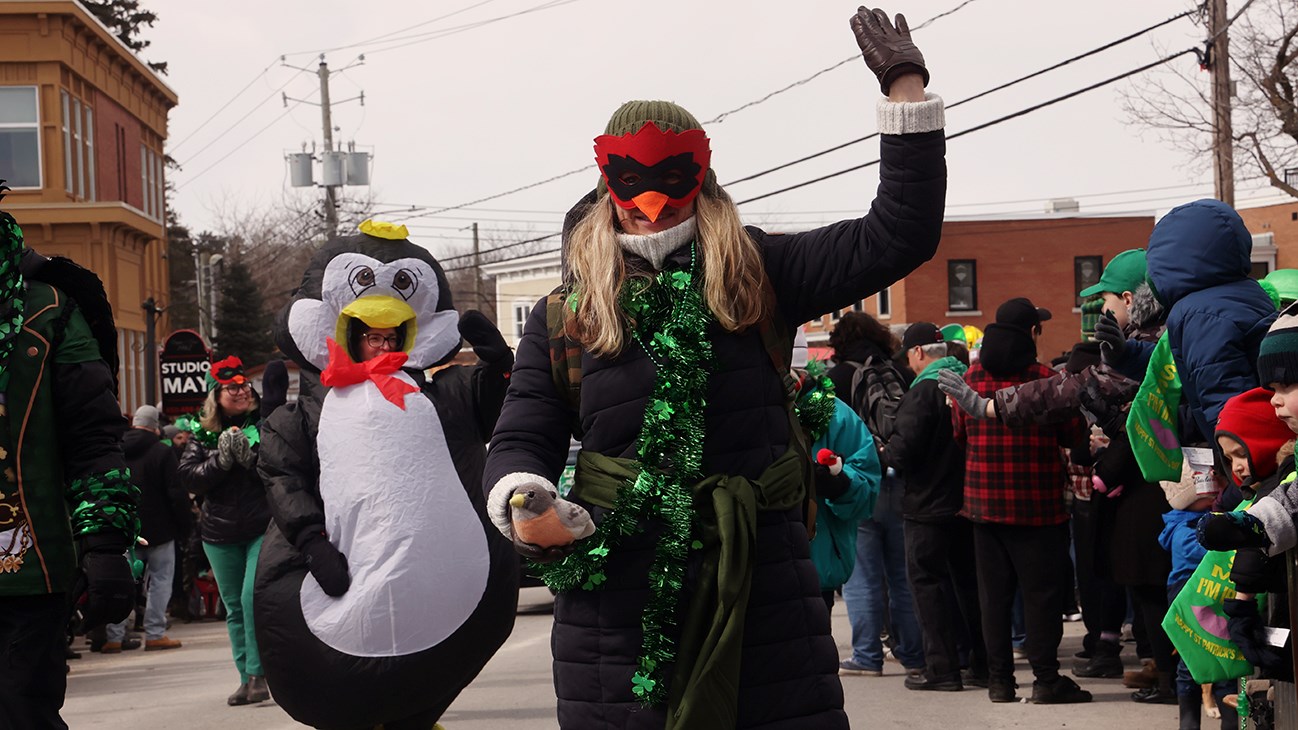 Trèfles, danse, musique, et beaucoup de sourires lors du défilé de la Saint-Patrick
