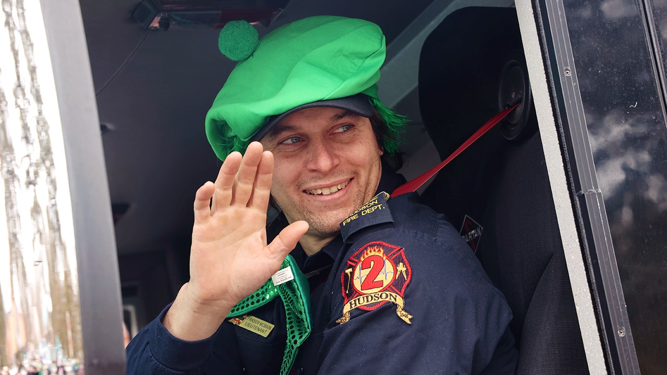 Trèfles, danse, musique, et beaucoup de sourires lors du défilé de la Saint-Patrick