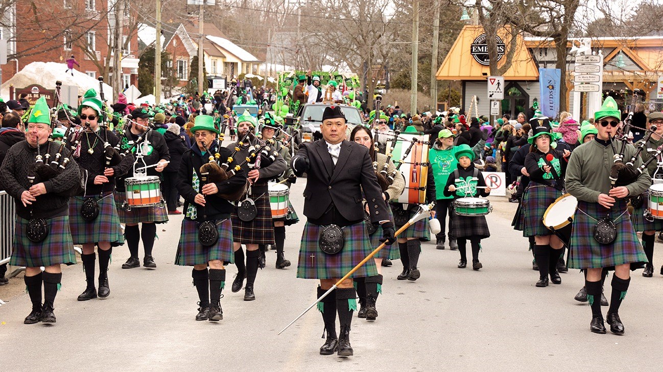 Trèfles, danse, musique, et beaucoup de sourires lors du défilé de la Saint-Patrick