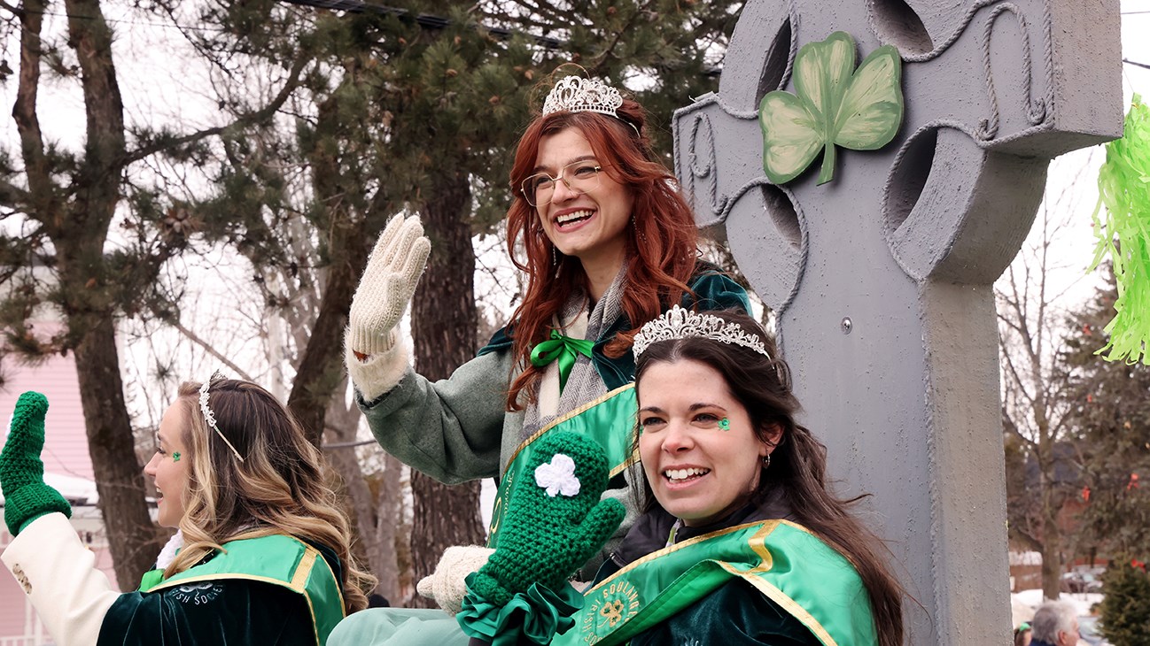 Trèfles, danse, musique, et beaucoup de sourires lors du défilé de la Saint-Patrick