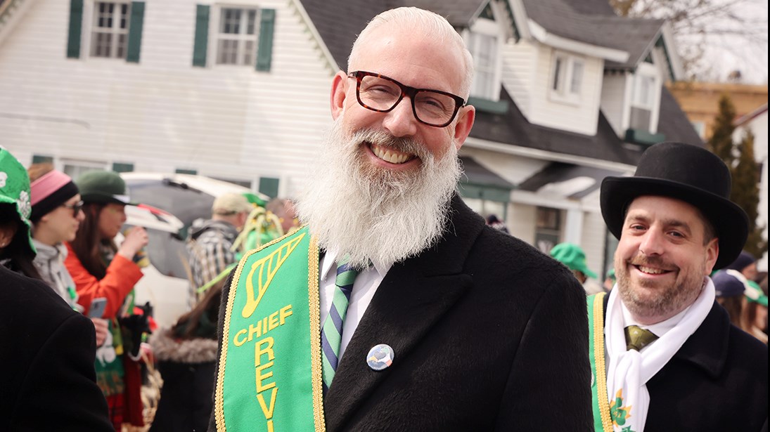 Trèfles, danse, musique, et beaucoup de sourires lors du défilé de la Saint-Patrick