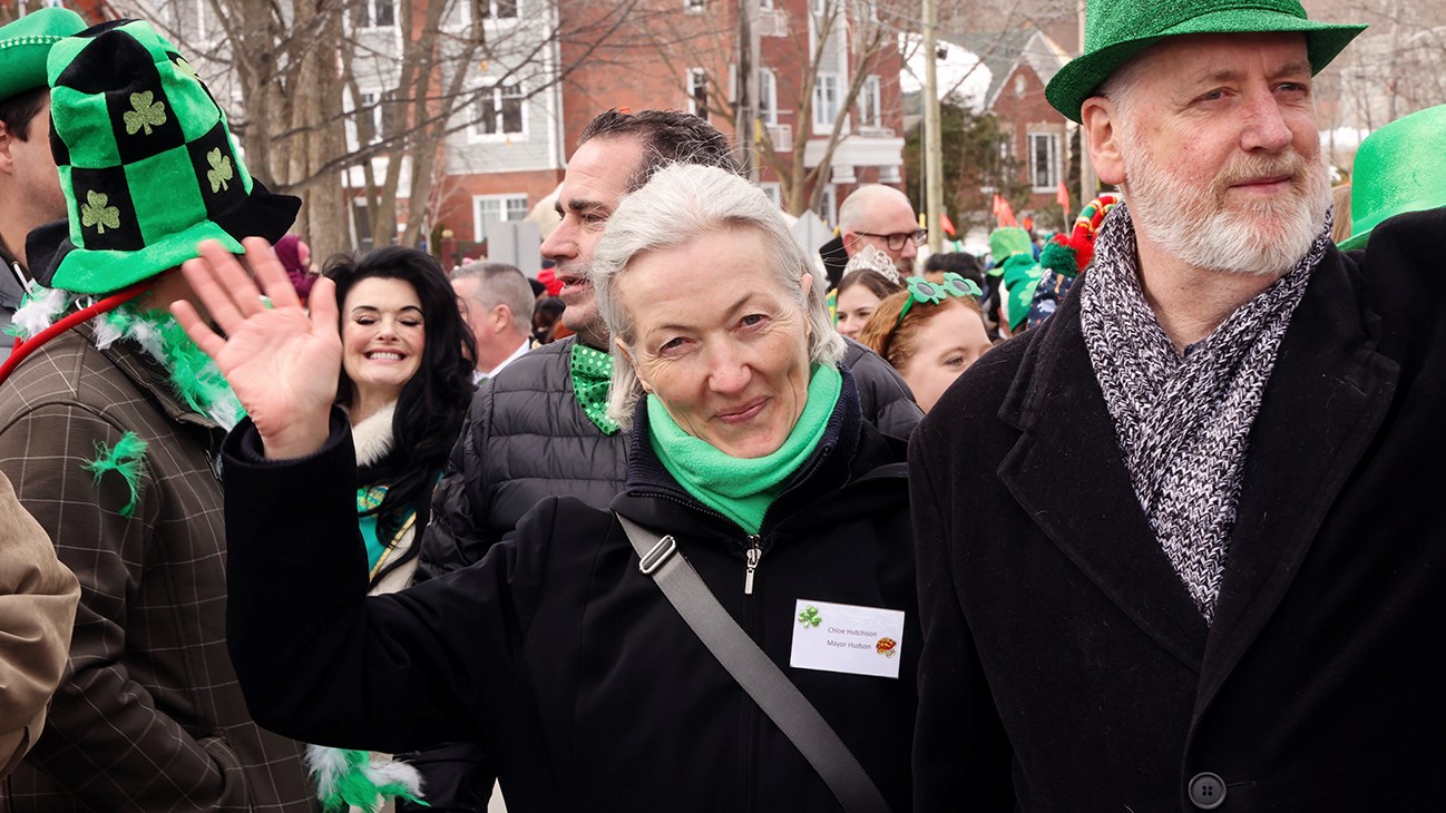 Trèfles, danse, musique, et beaucoup de sourires lors du défilé de la Saint-Patrick