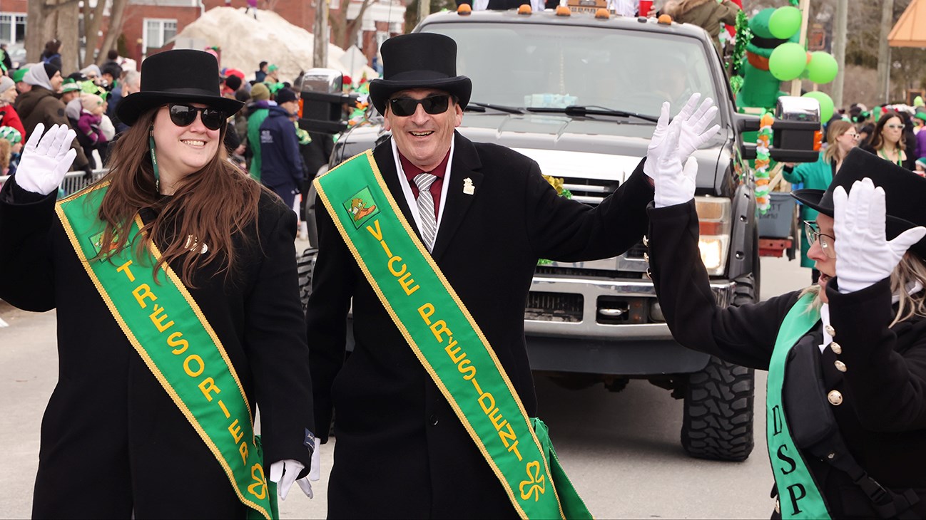 Trèfles, danse, musique, et beaucoup de sourires lors du défilé de la Saint-Patrick