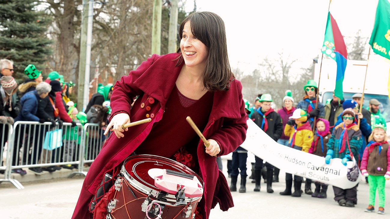 Trèfles, danse, musique, et beaucoup de sourires lors du défilé de la Saint-Patrick