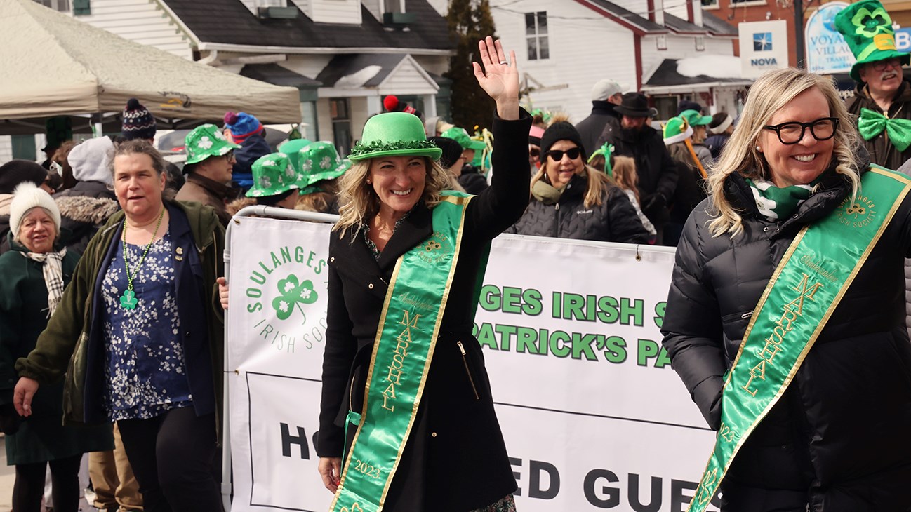 Trèfles, danse, musique, et beaucoup de sourires lors du défilé de la Saint-Patrick