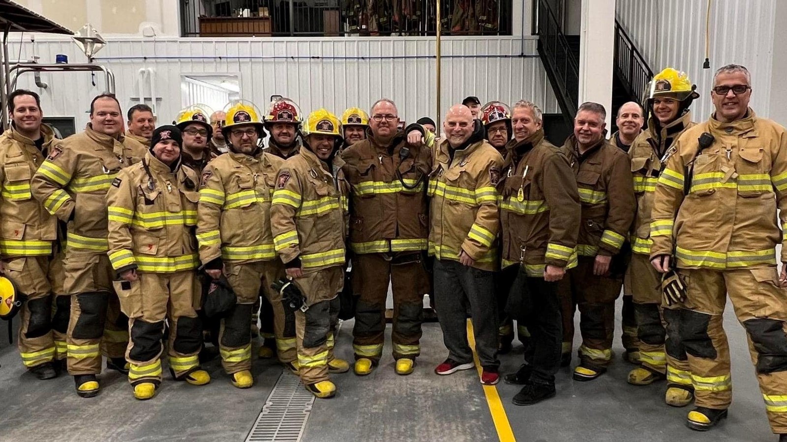 M. Dufresne (au centre) prend la pose avec ses collègues de la brigade de Saint-Zotique