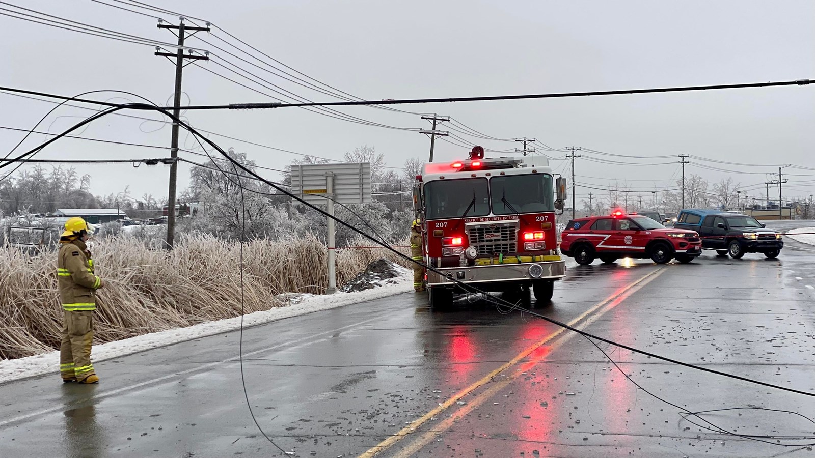 Le Chemin J-René Gauthier est fermé à Rigaud en raison de fils électriques tombés sur la chaussée. La sortie 12 est fermée dans les deux directions pour les prochaines heures. 