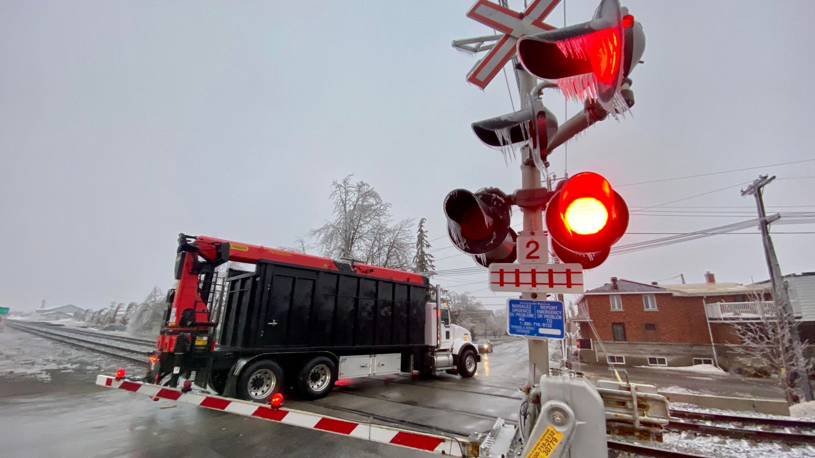 À Saint-Clet, sur la route 201, on nous rapporte que les feux sonores du passage à niveau du Canadien National sont activés et sonnent depuis le début de la panne électrique, ce mercredi en après-midi