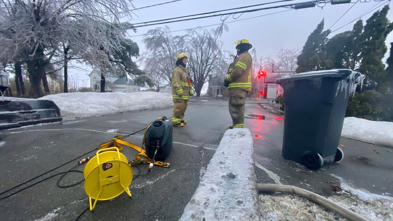 À Saint-Clet, une équipe de cinq pompiers s’affairaient à vider le sous-sol d’un citoyen sur le chemin de la Cité-des-Jeunes