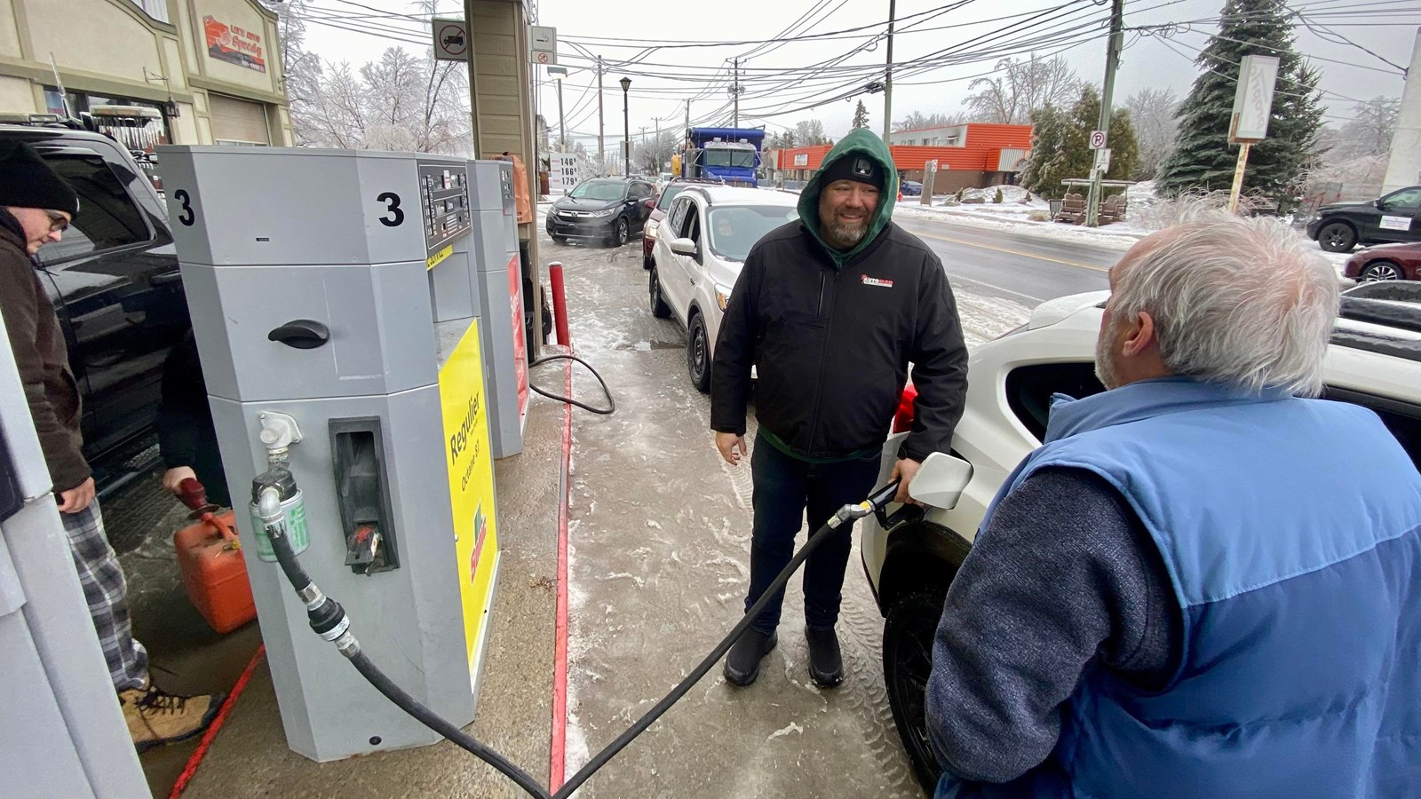Au Sonic, à Rigaud, on vend des milliers de litres d'essence par heure depuis tôt ce matin